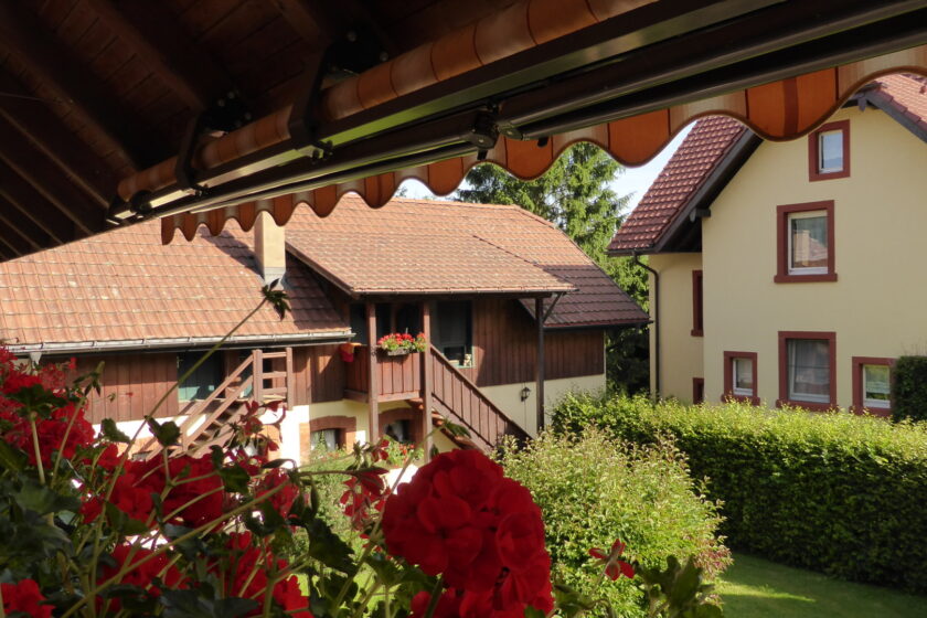 Rechts Treppe zum Appartement im OG Gartenhaus-rechts Rückseite vom Mietshaus