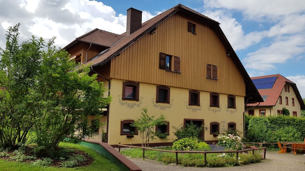 Haupthaus mit Stallungen